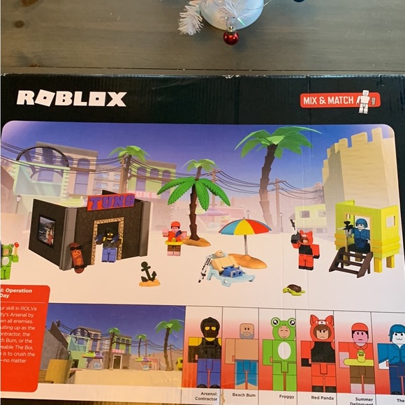 2022 Roblox Deluxe ARSENAL OPERATION BEACH DAY Action Figure Playset Virtual - Picture 3 of 4